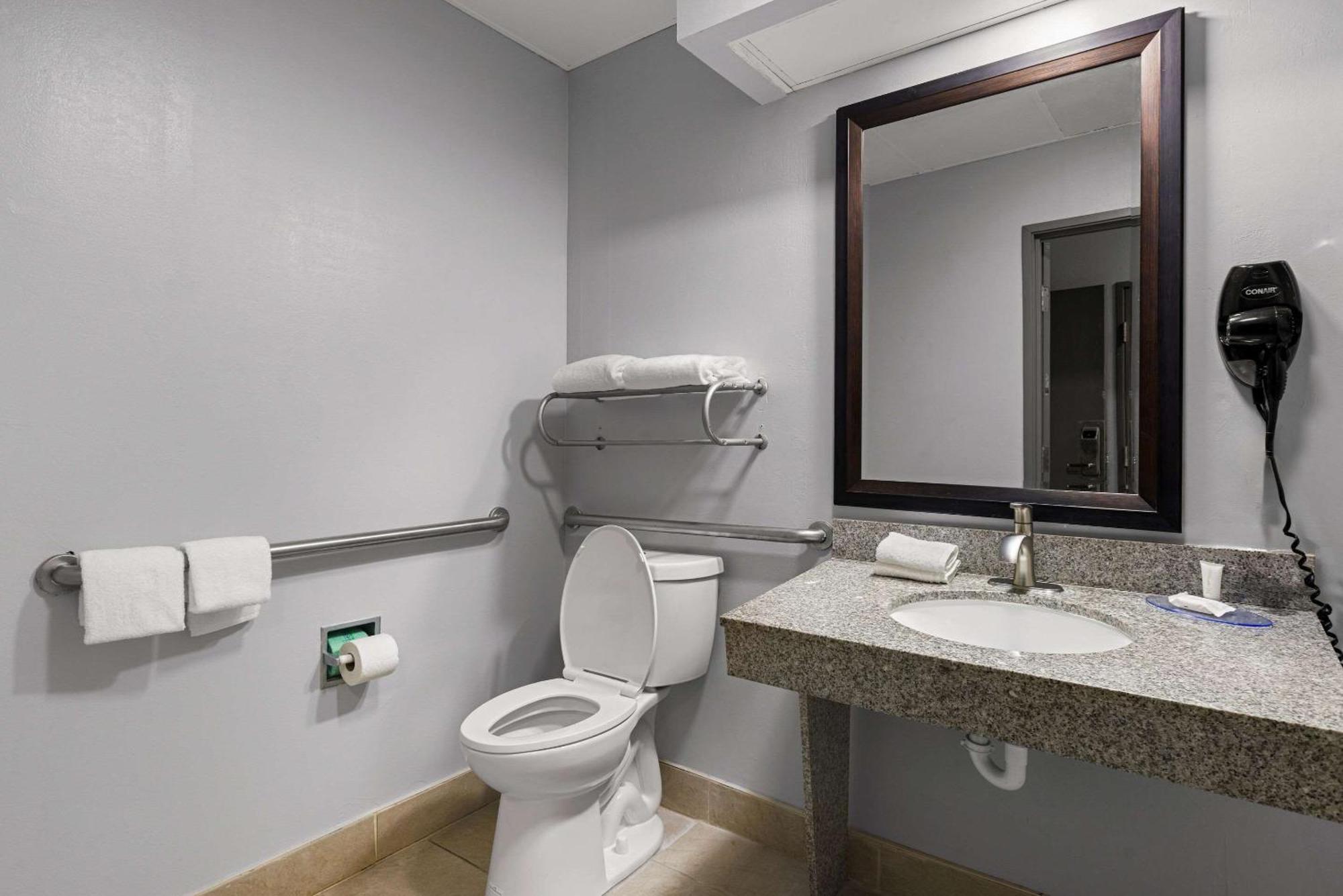 Clarion Pointe Hinesville Near Fort Stewart Ngoại thất bức ảnh